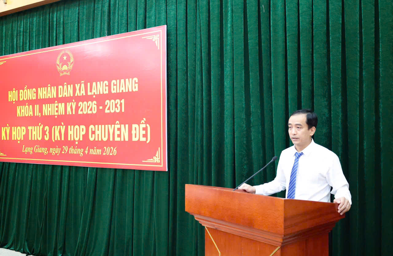 Đồng chí Dương Văn Tuấn, Phó Chủ tịch UBND xã trình bầy tờ trình về việc tổ chức lại Phòng Kinh tế thành Phòng Tài chính và Phòng Kinh tế.