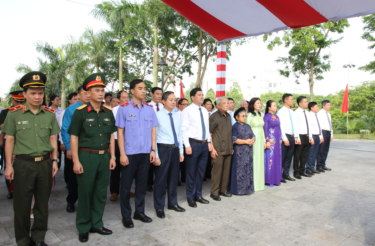 Lãnh đạo tỉnh Bắc Ninh dâng hương tưởng niệm 121 năm Ngày sinh đồng chí Hoàng Quốc Việt